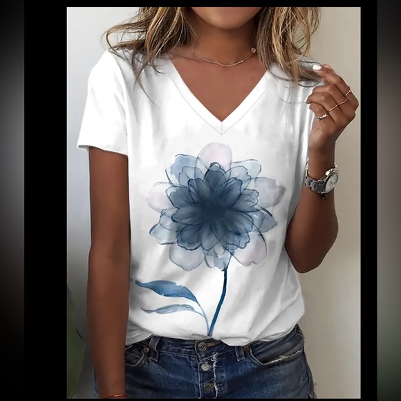 Tops - NWOT - Casual T-shirt, blue Floral Print Short Sleeve V-Neck Slight Stretch
